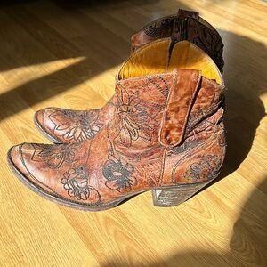 Brown embroidered ankle cowboy boots